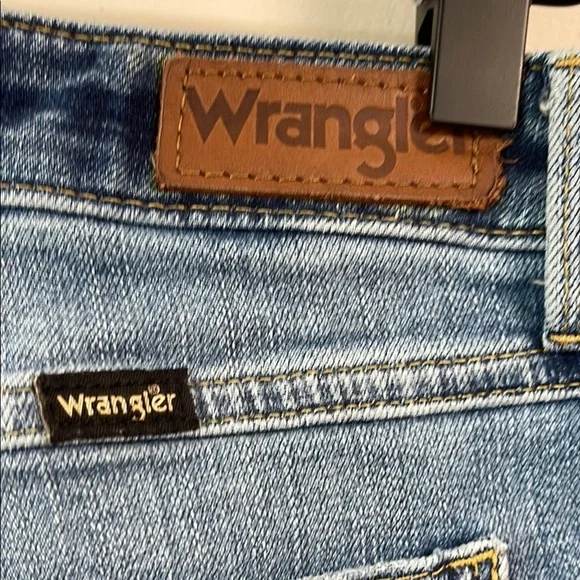 Wrangler Women's High-Rise Rodeo Straight Leg Crop Jean - Picture 8 of 16